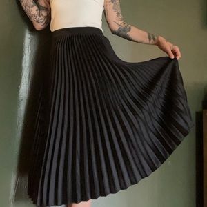 H&M Pleated satin midi skirt, black, size 6, never worn